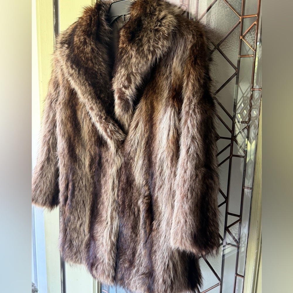 CLASSY VINTAGE Brown RACCOON Fur
Med/large. Good condition 2 sets fur hooks